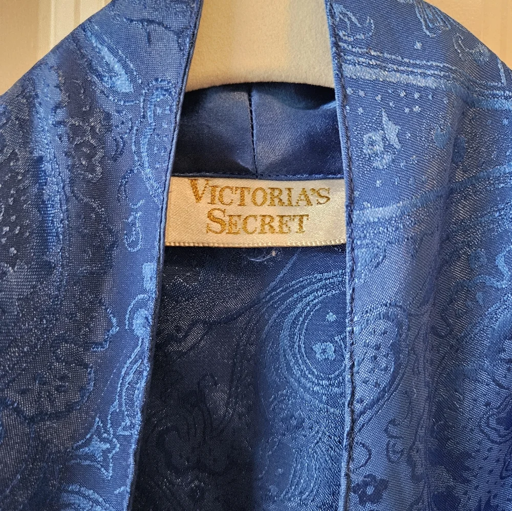 Victoria Secret Gold Label Robe - Picture 3 of 3